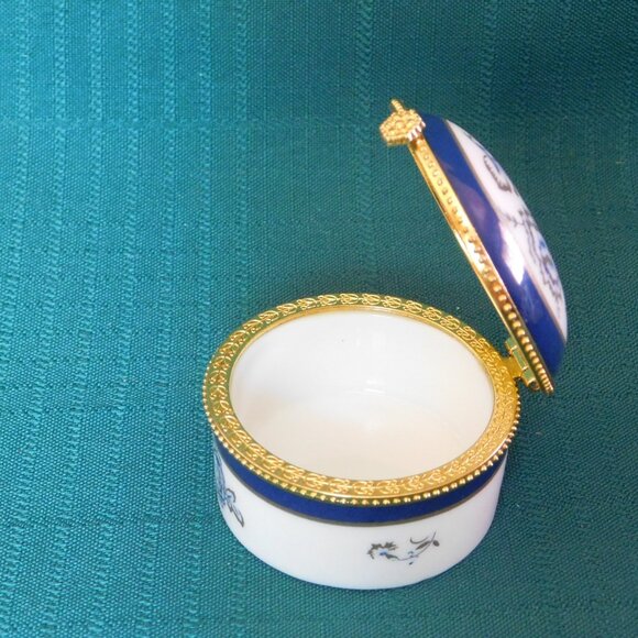 Vintage Porcelain Trinket Box with Floral Design mint condition - Picture 4 of 6